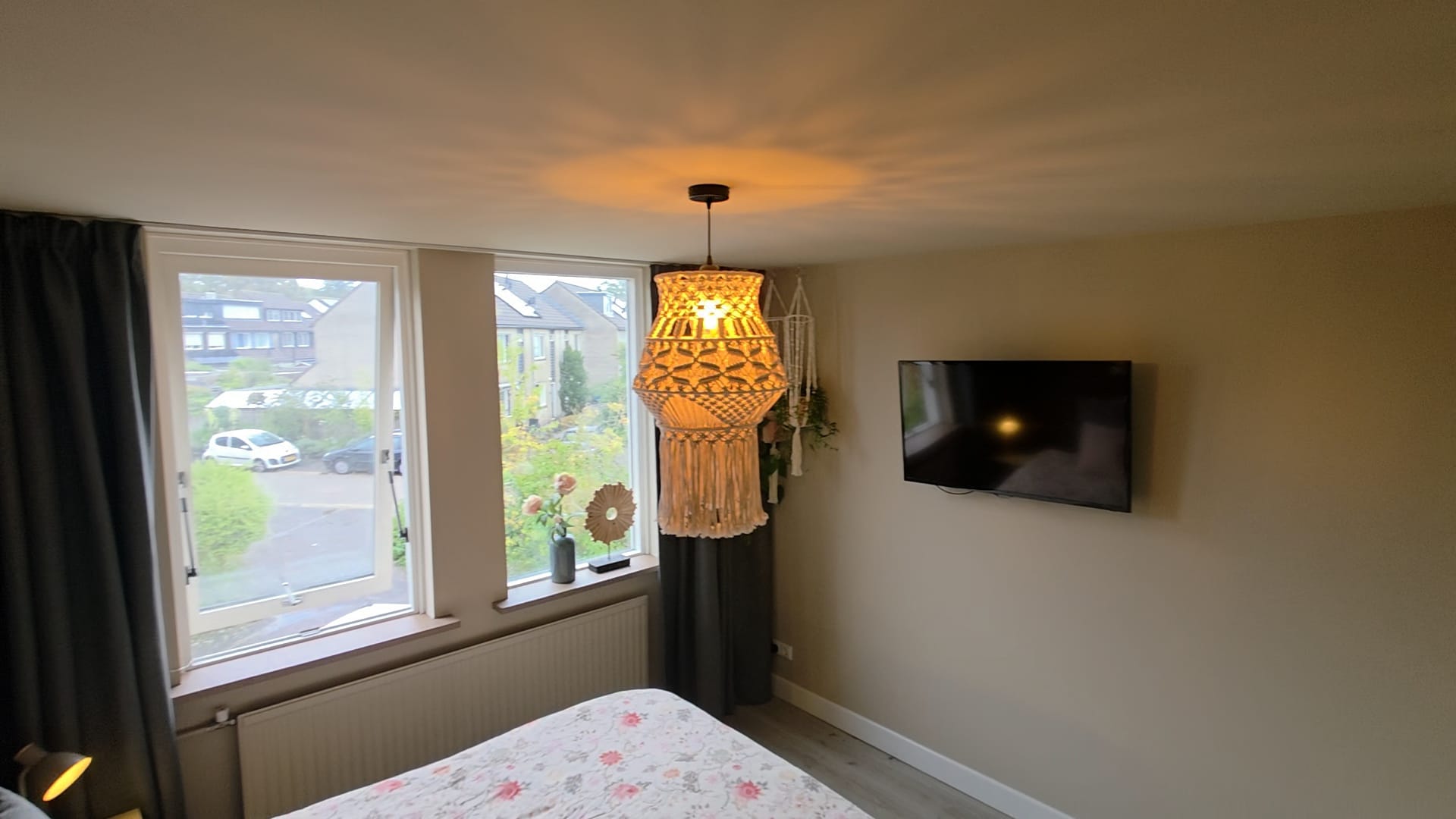 Opgeleverde slaapkamer met strakke wanden en plafond en een hanglamp